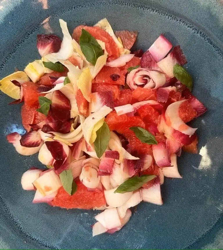 Salade de pamplemousse rose, endives et basilic