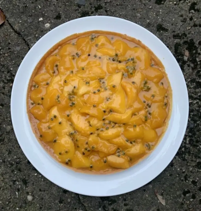 Tarte aux mangues, gelée citron et fruits de la passion