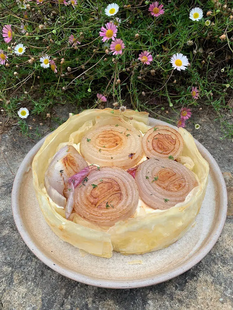 Tarte minute aux oignons rosés, chèvre et thym