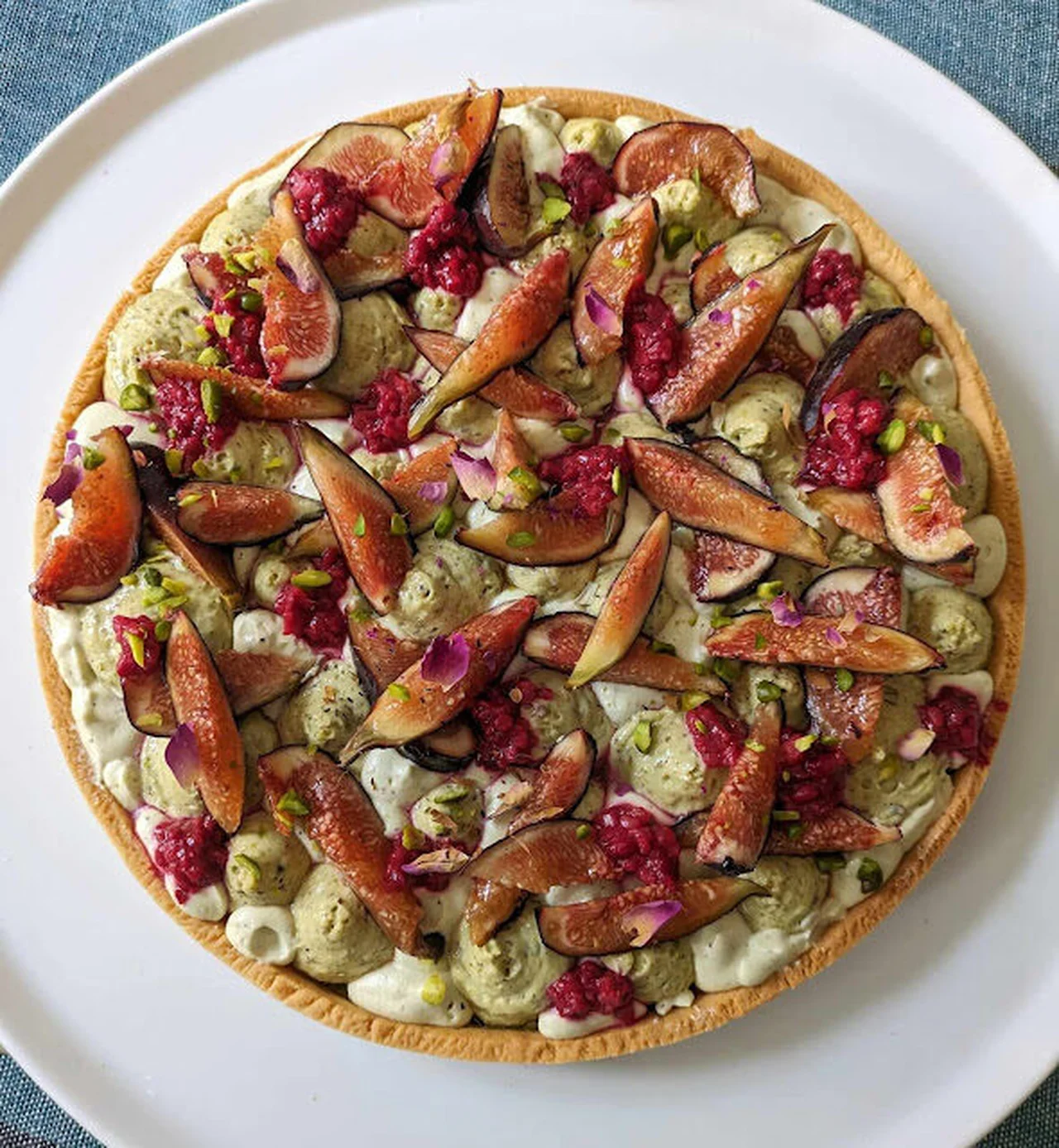 Tarte pistache, figues et framboises