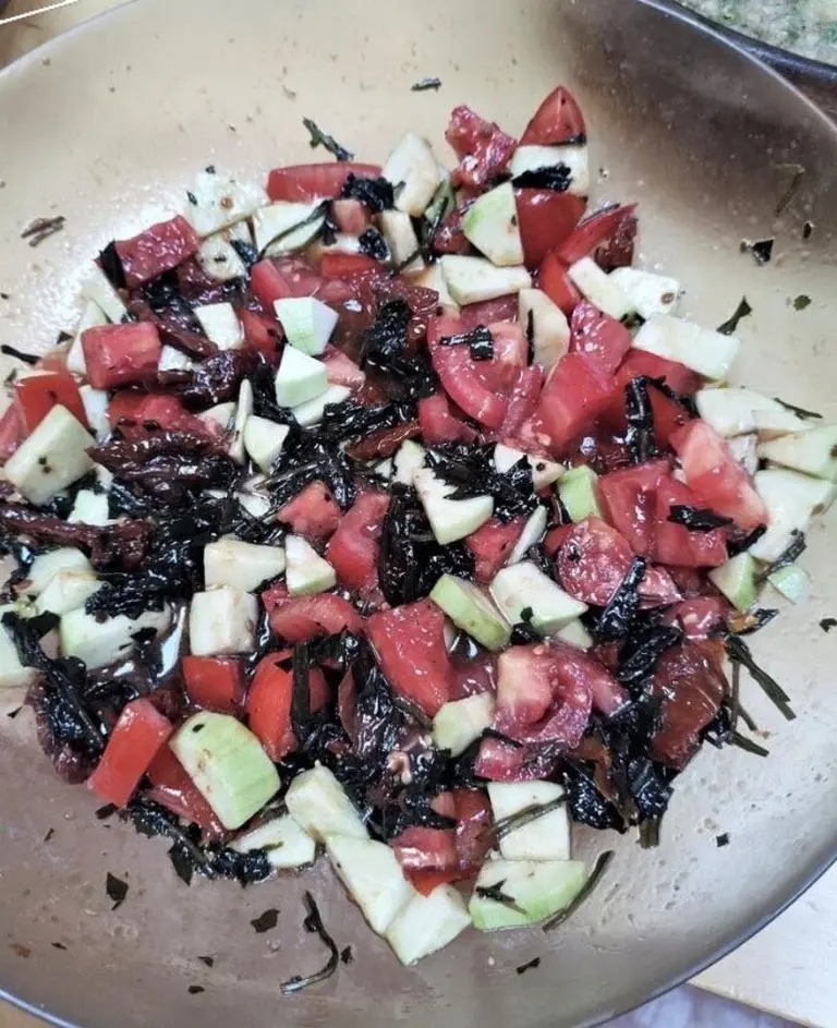 Salade de pissenlits et de tomates