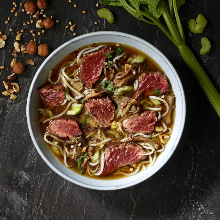 Onglet de bœuf et bouillon asiatique aux cèpes