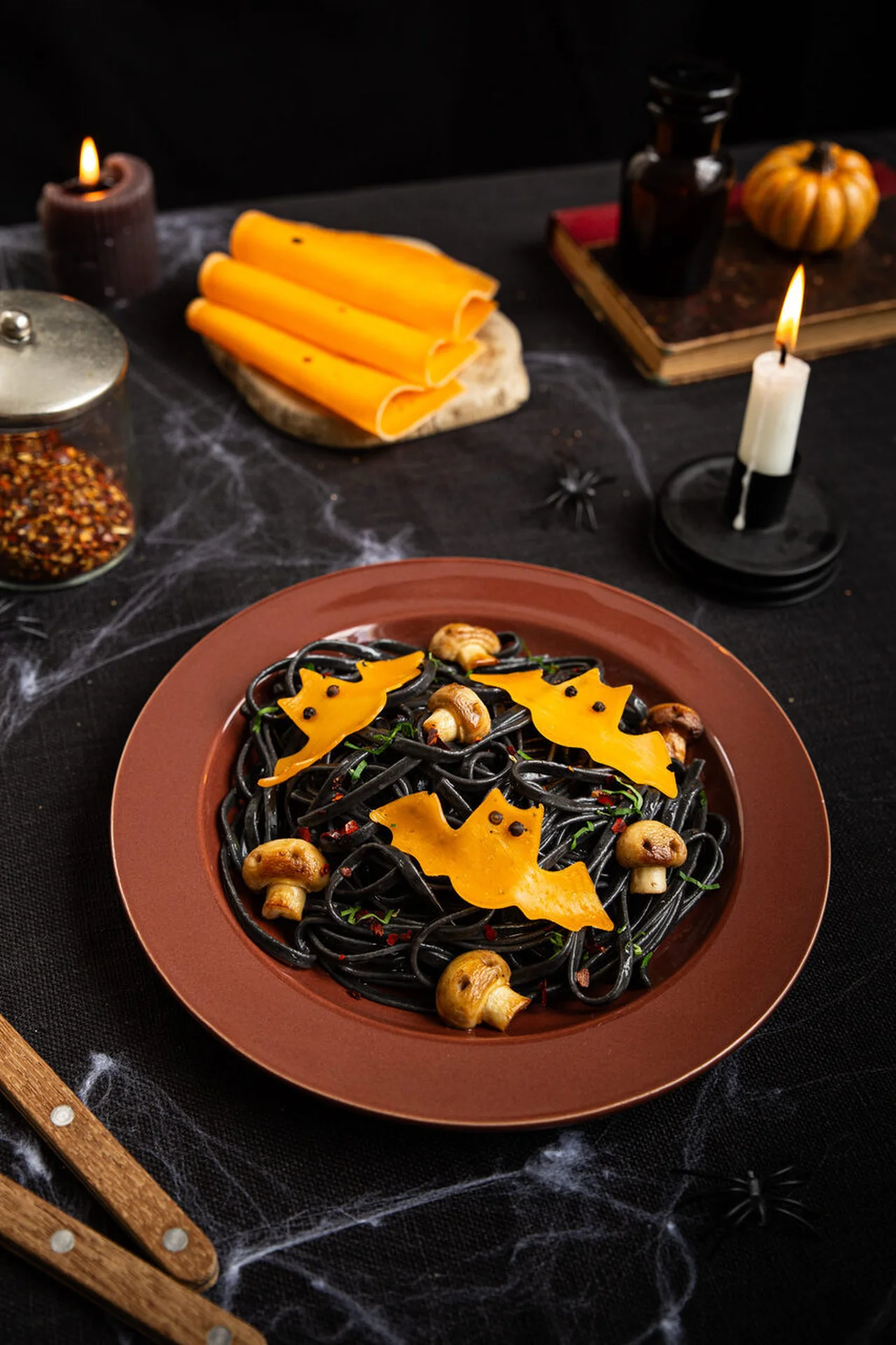 Spaghettis à l'encre de seiche, champignons fantômes et mimolette
