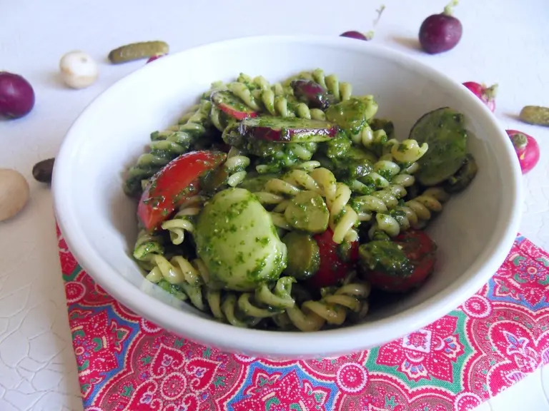 Salade de pâtes et crudités au pesto à l'ail des ours