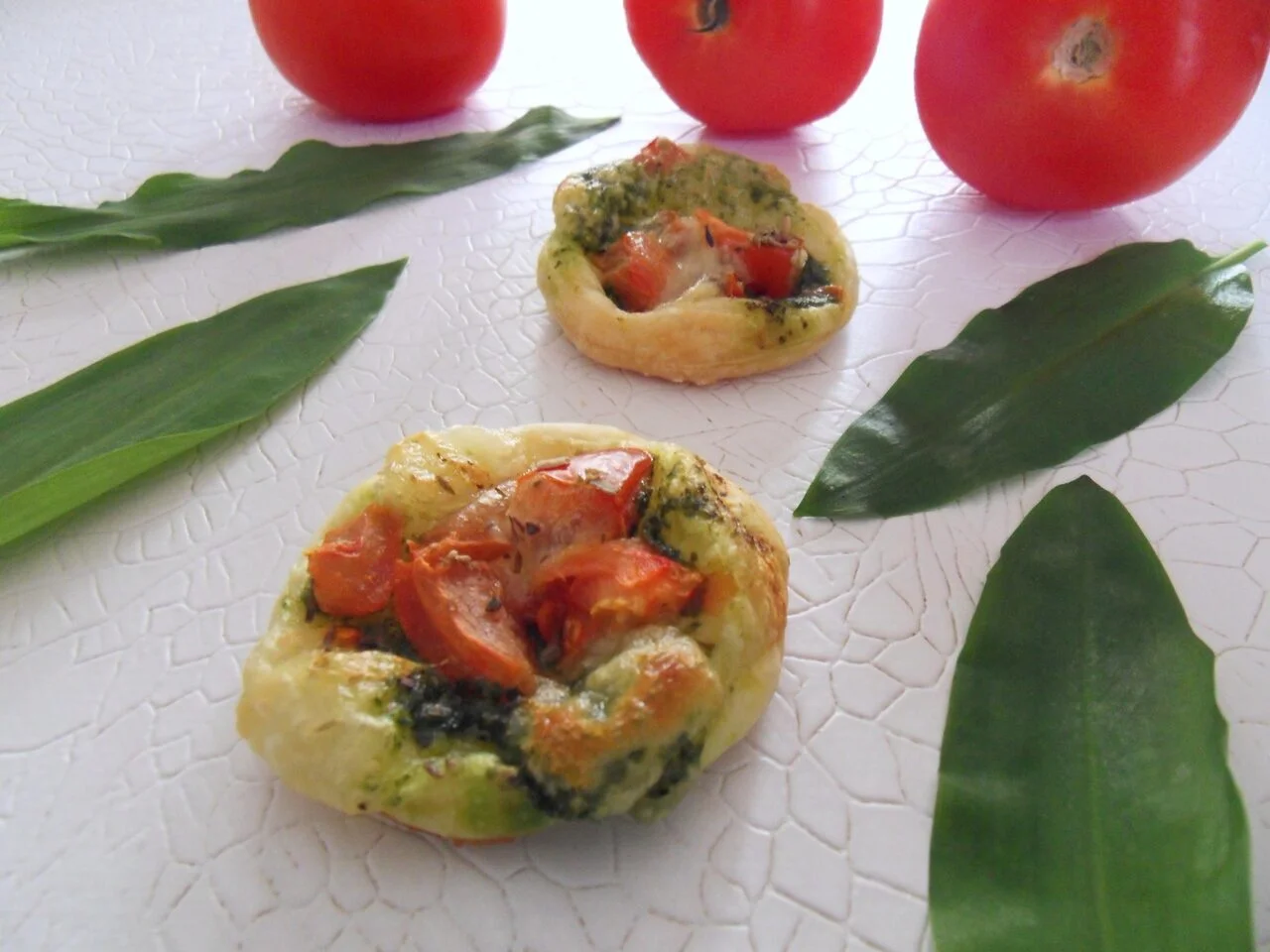 Tartelettes aux tomates et pesto à l'ail des ours