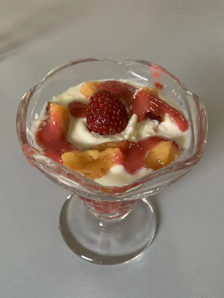 Verrines aux fraises et brugnons