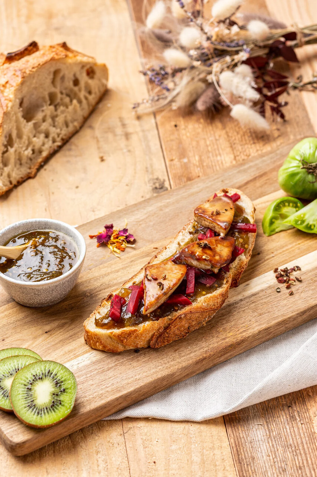 Foie gras poêlé, confiture kiwi-pomme, crumble pain d'épices