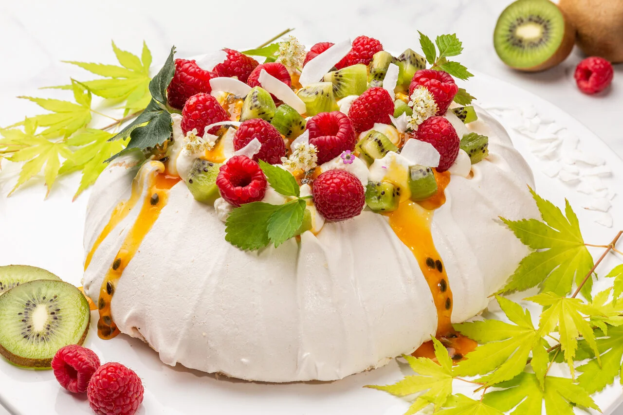 Pavlova coco aux fruits frais, caramel de passion