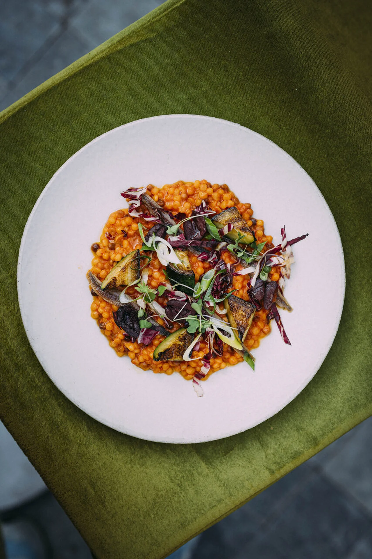 Risotto de fregola sarda, courgettes grillées et anchois