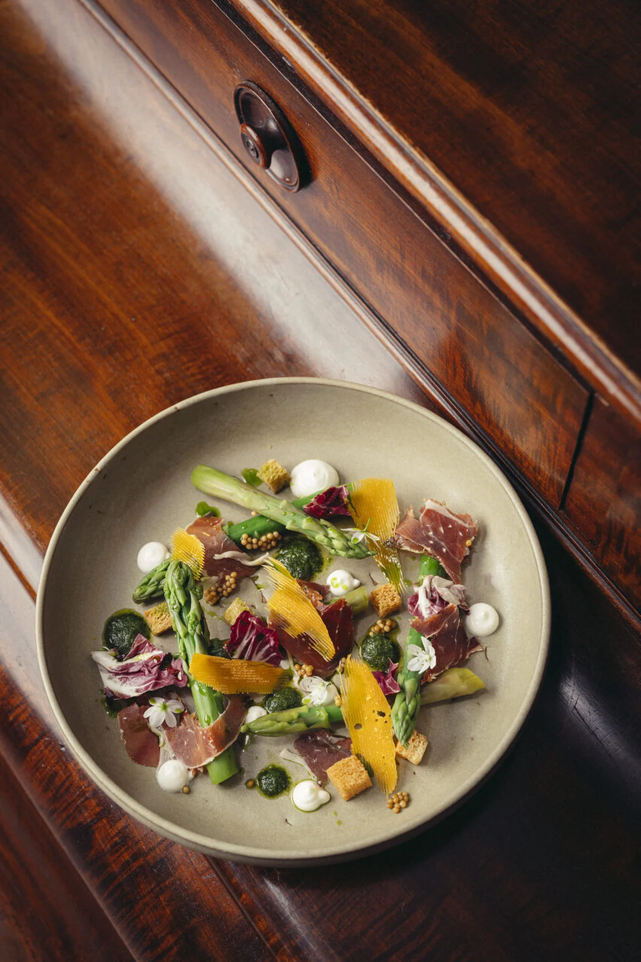 Salade d'asperges vertes, pesto, jambon cru et mimolette