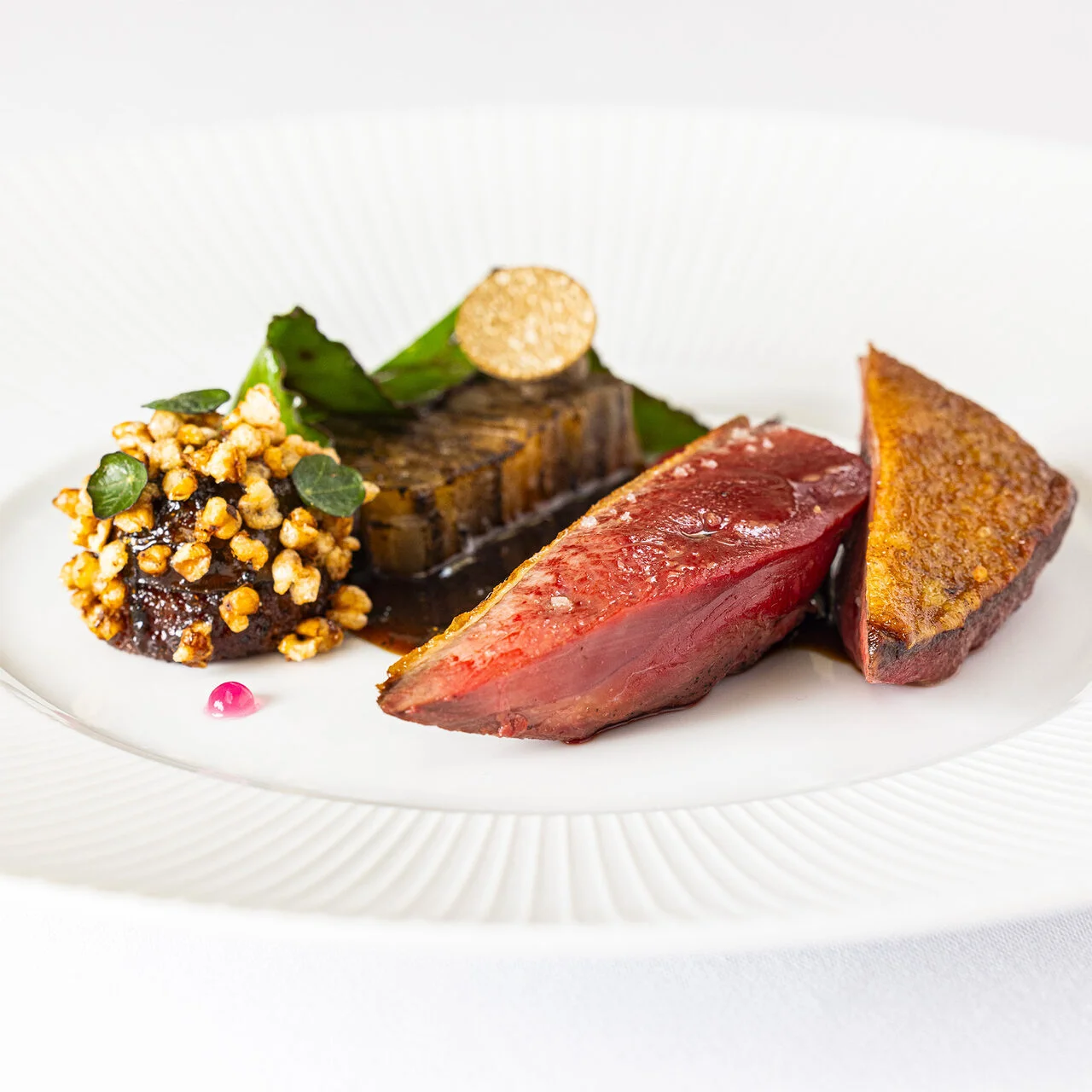 Pigeon, millefeuille de betterave et sauce salmis
