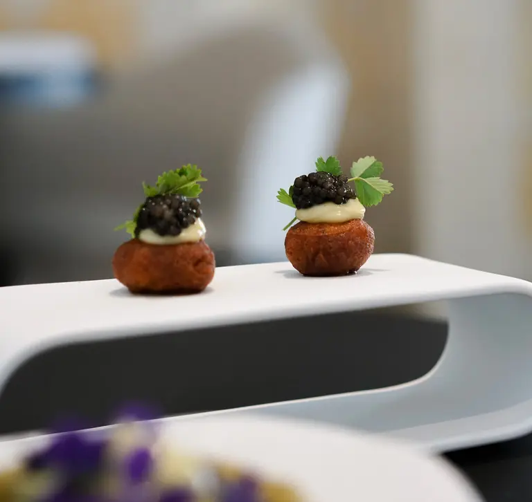 Croquette d'amande, mayonnaise et caviar