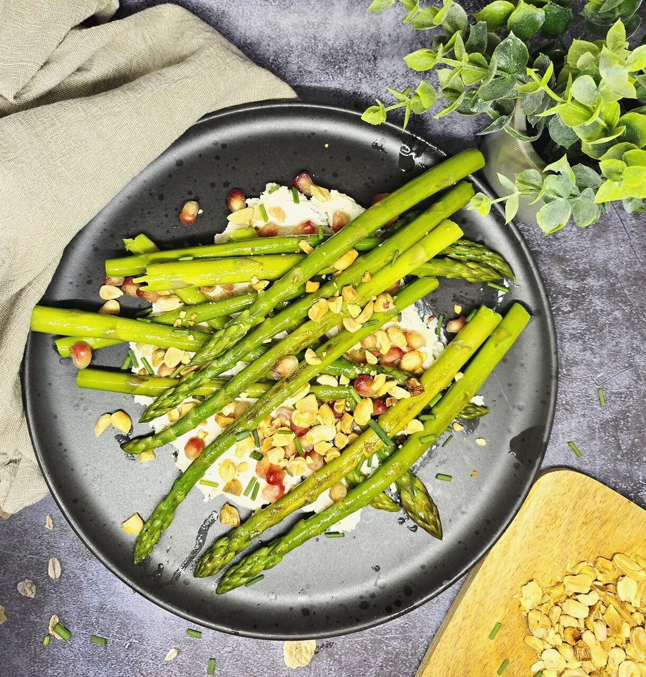 Asperges vertes au mascarpone, cacahuètes et grenade