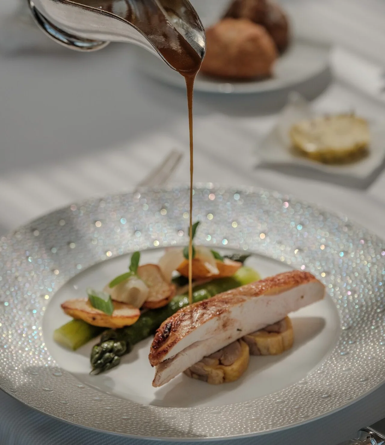 Le poulet de 100 jours, pommes de terre, asperges et oignons