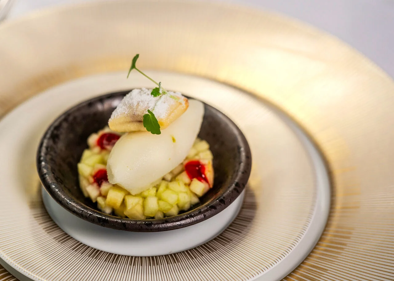 Pommes chouchen, glace citron et gel hibiscus
