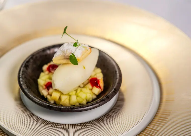 Pommes chouchen, glace citron et gel hibiscus
