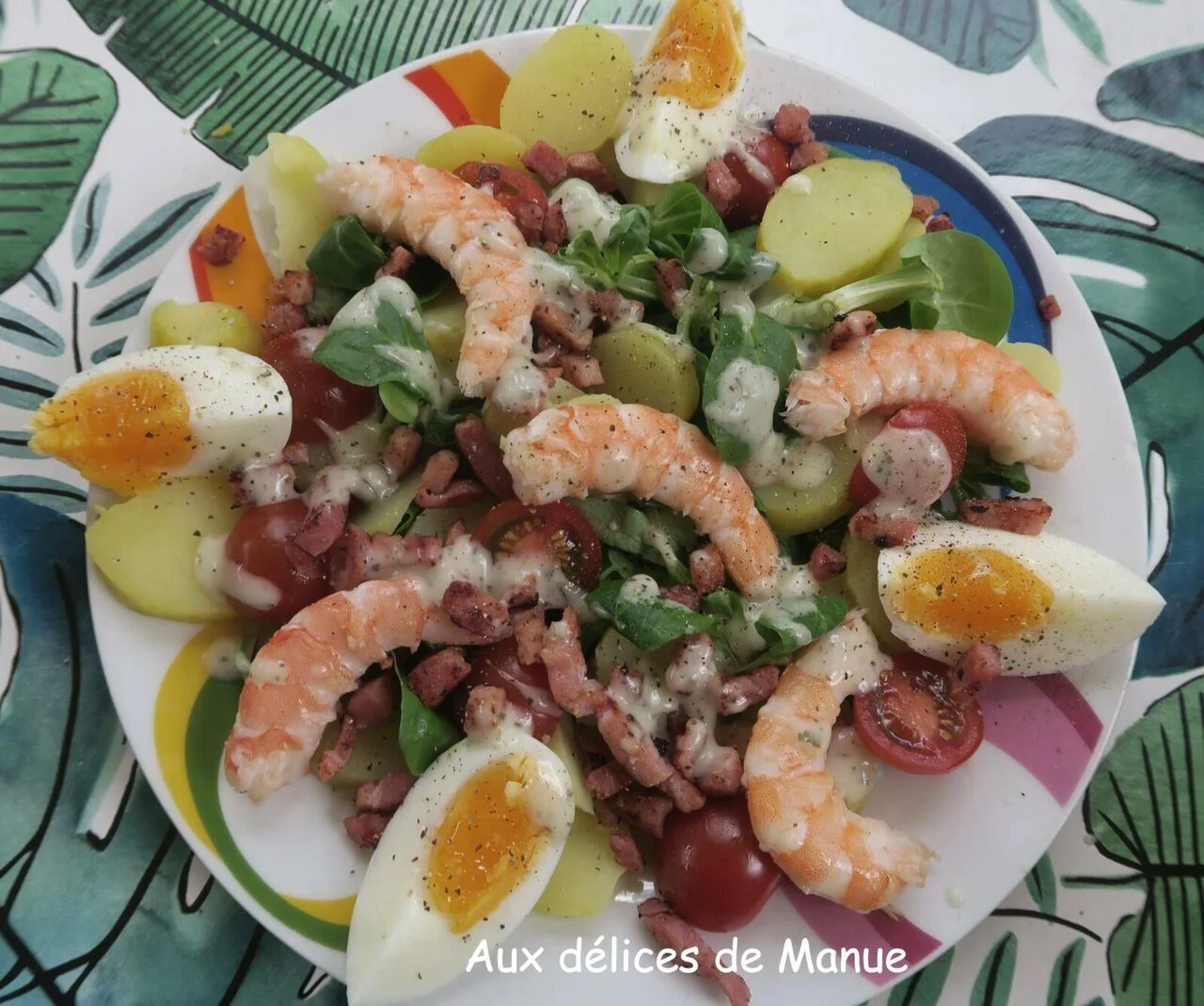 Salade de pommes de terre, oeufs durs, crevettes, lardons et tomates cerises