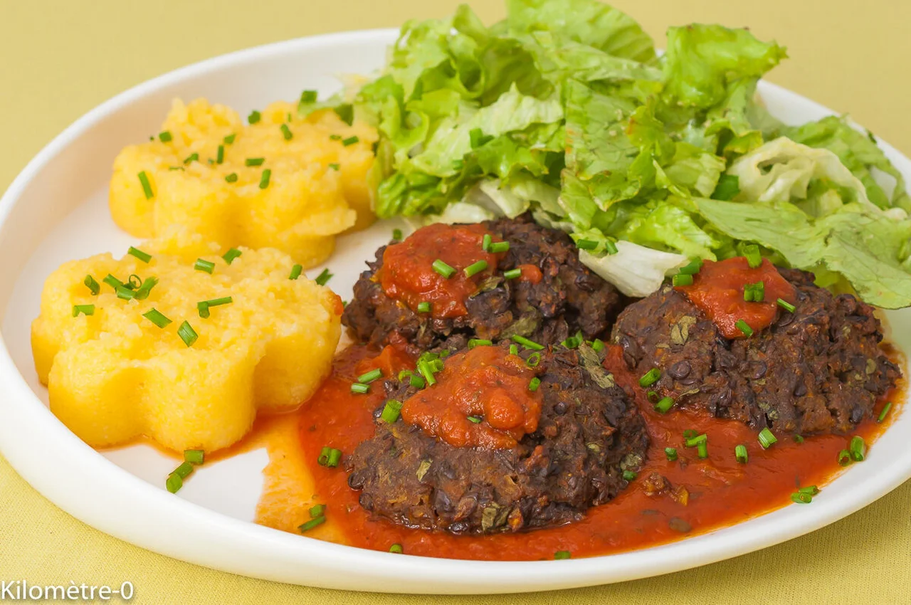 Boulettes de lentilles et carottes, sauce tomate à la polenta