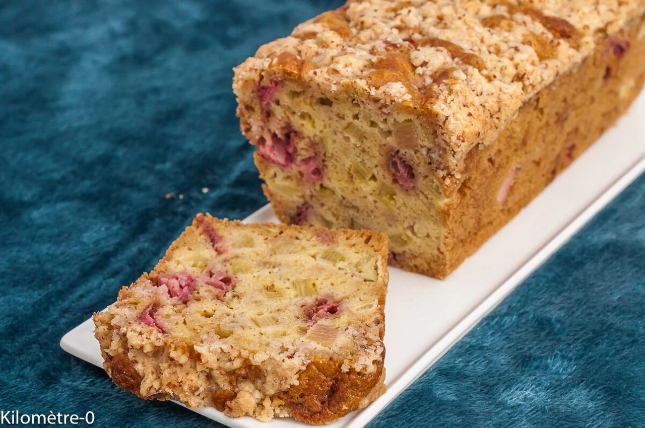 Cake croustillant rhubarbe et fraises