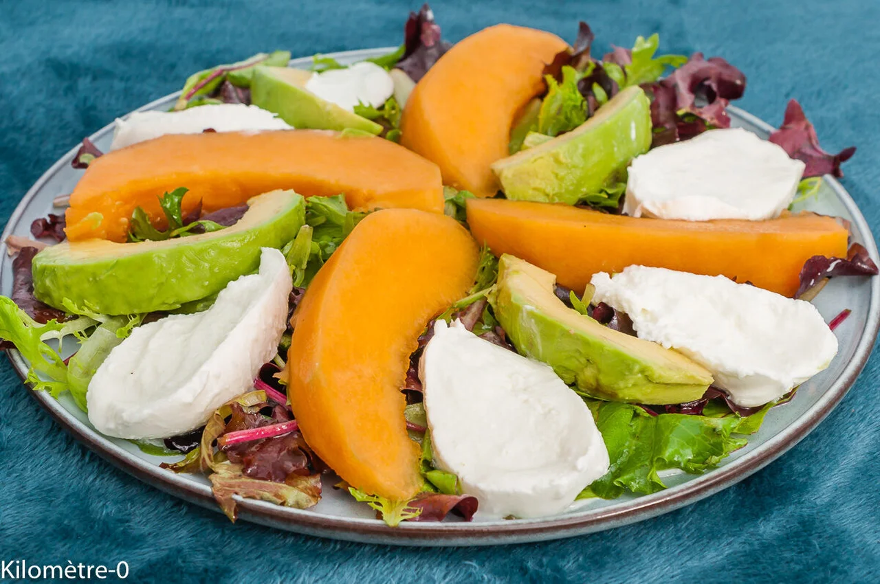 Salade de mesclun, melon, mozzarella et avocat
