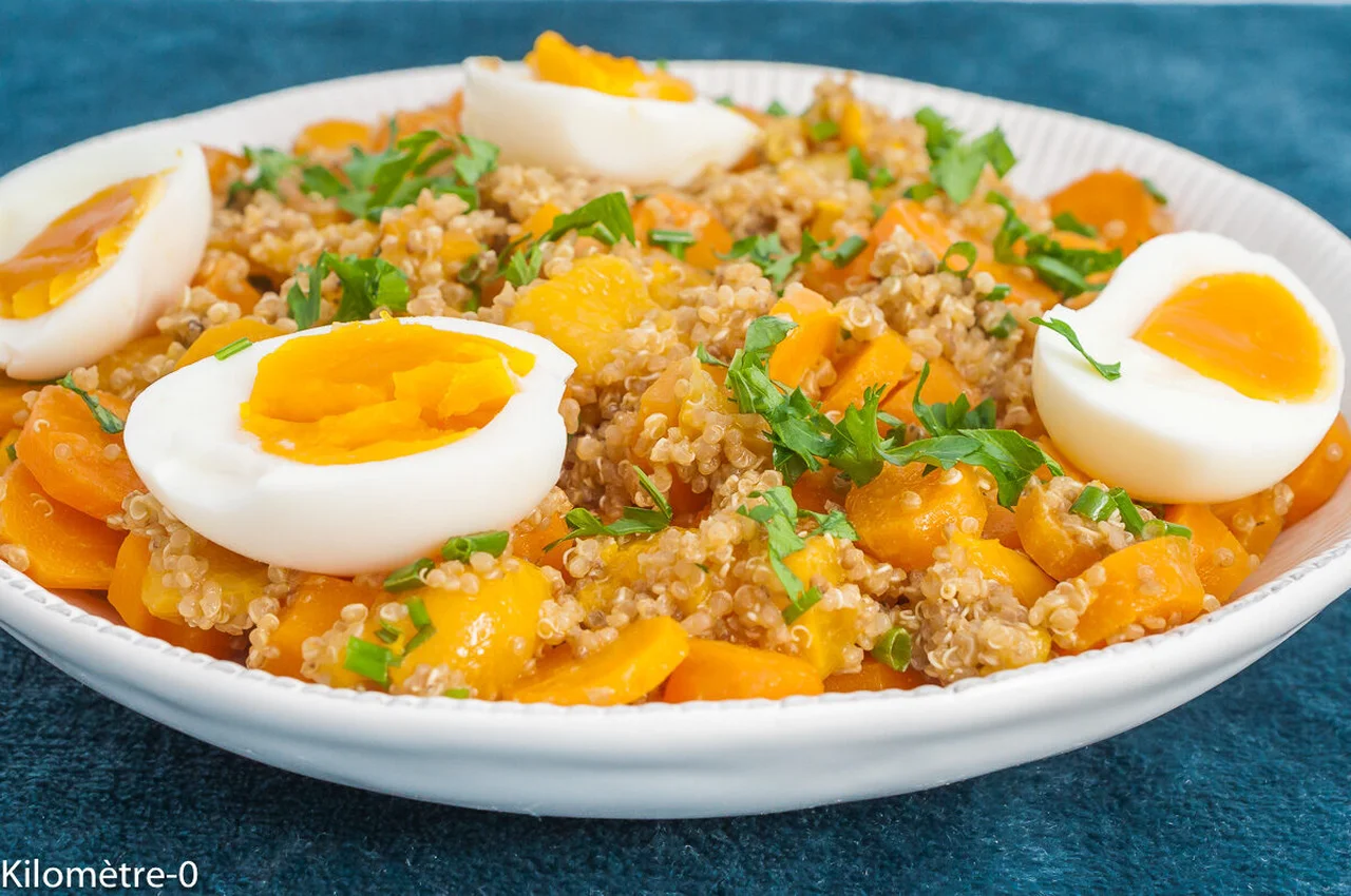 Salade de quinoa, poivrons, carottes et oeufs durs