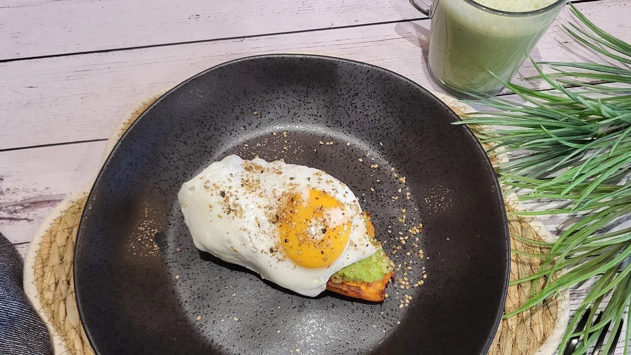 Patate douce rôtie à l'avocat et œuf