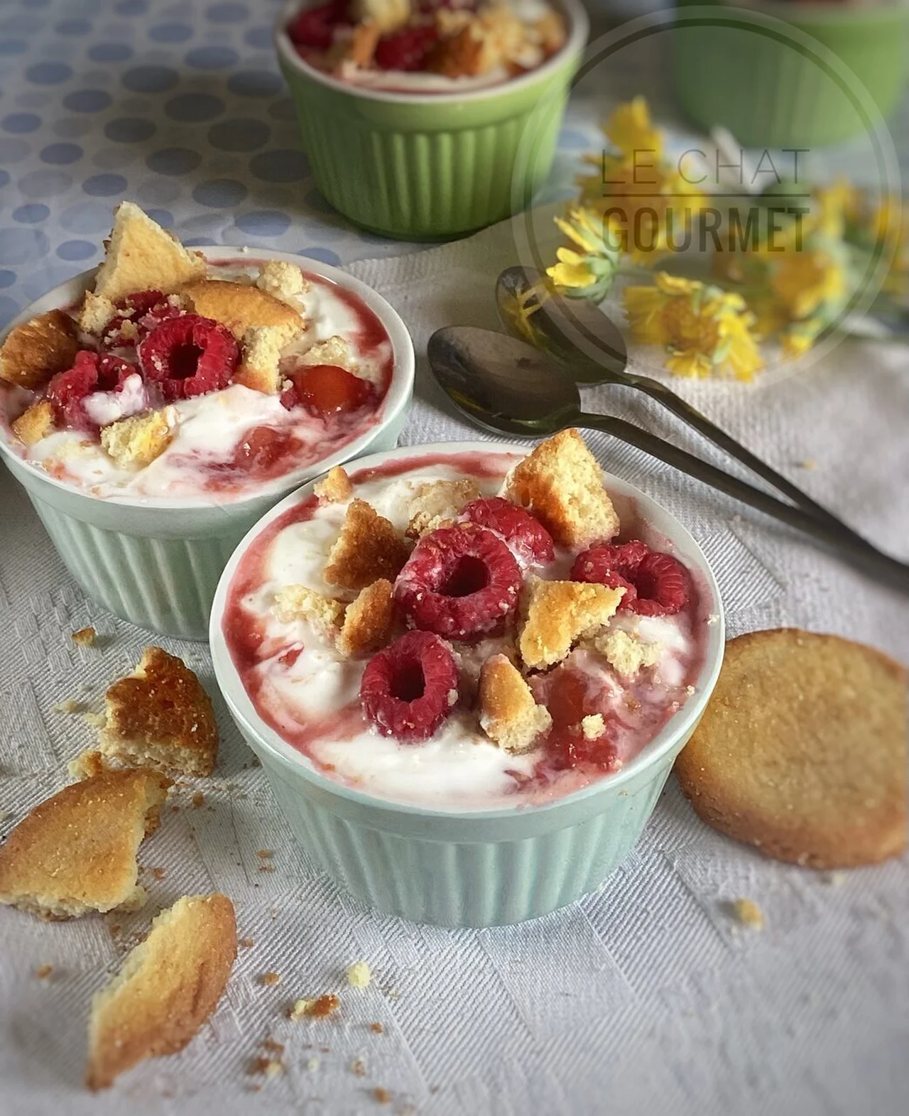 Framboises, pêches, yaourt et miettes de sablés