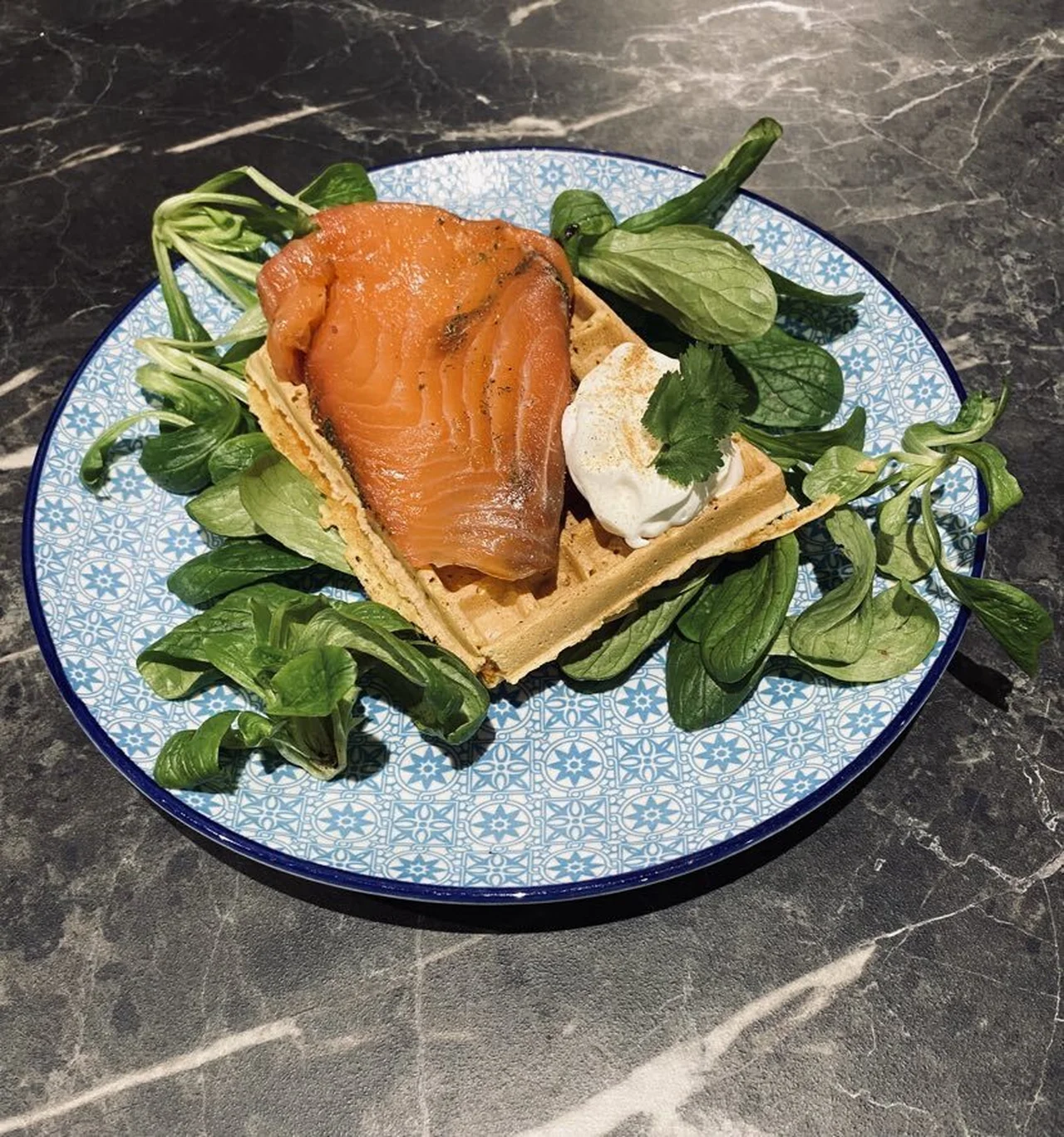 Gaufre de patate douce, saumon fumé et chantilly