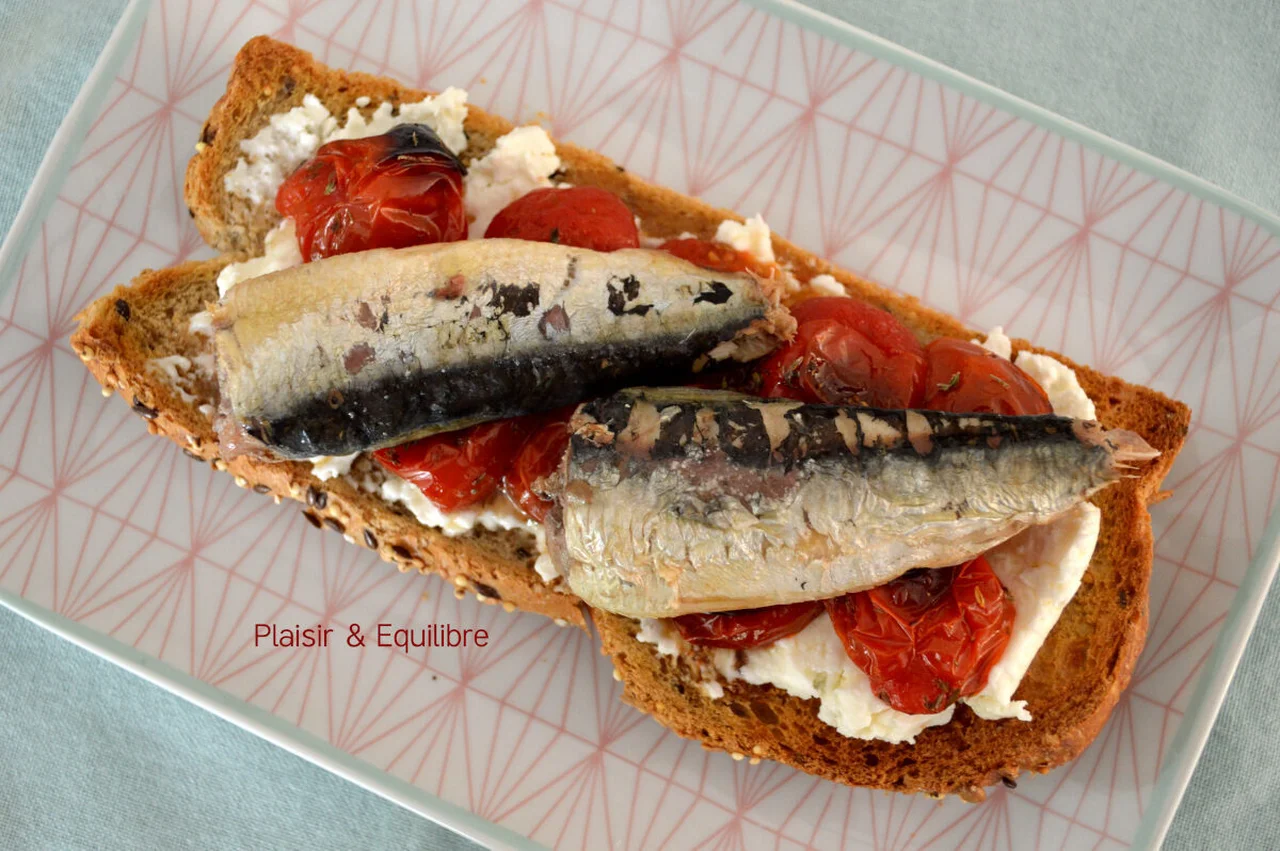 Tartines tomates rôties et sardines sur crème de feta