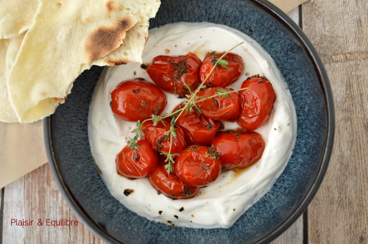 Tomates cerise rôties au yaourt grec façon Ottolenghi