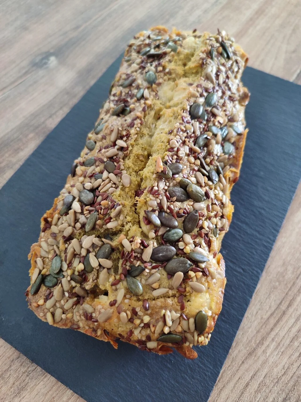 Cake chorizo, pesto et chèvre aux graines