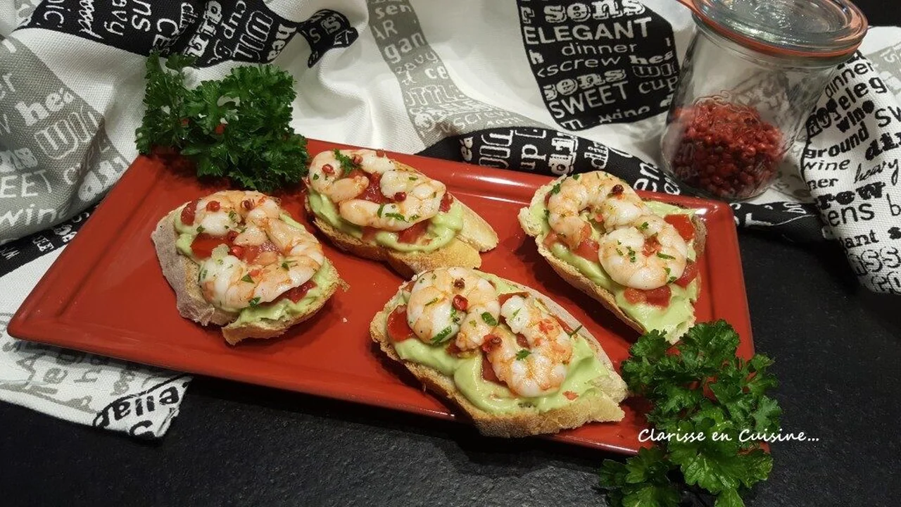 Bruschetta à la crème d'avocat et crevettes marinées