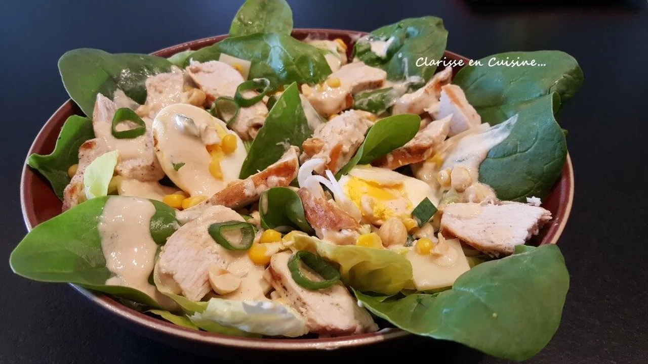 Salade épinards et poulet, sauce au yaourt