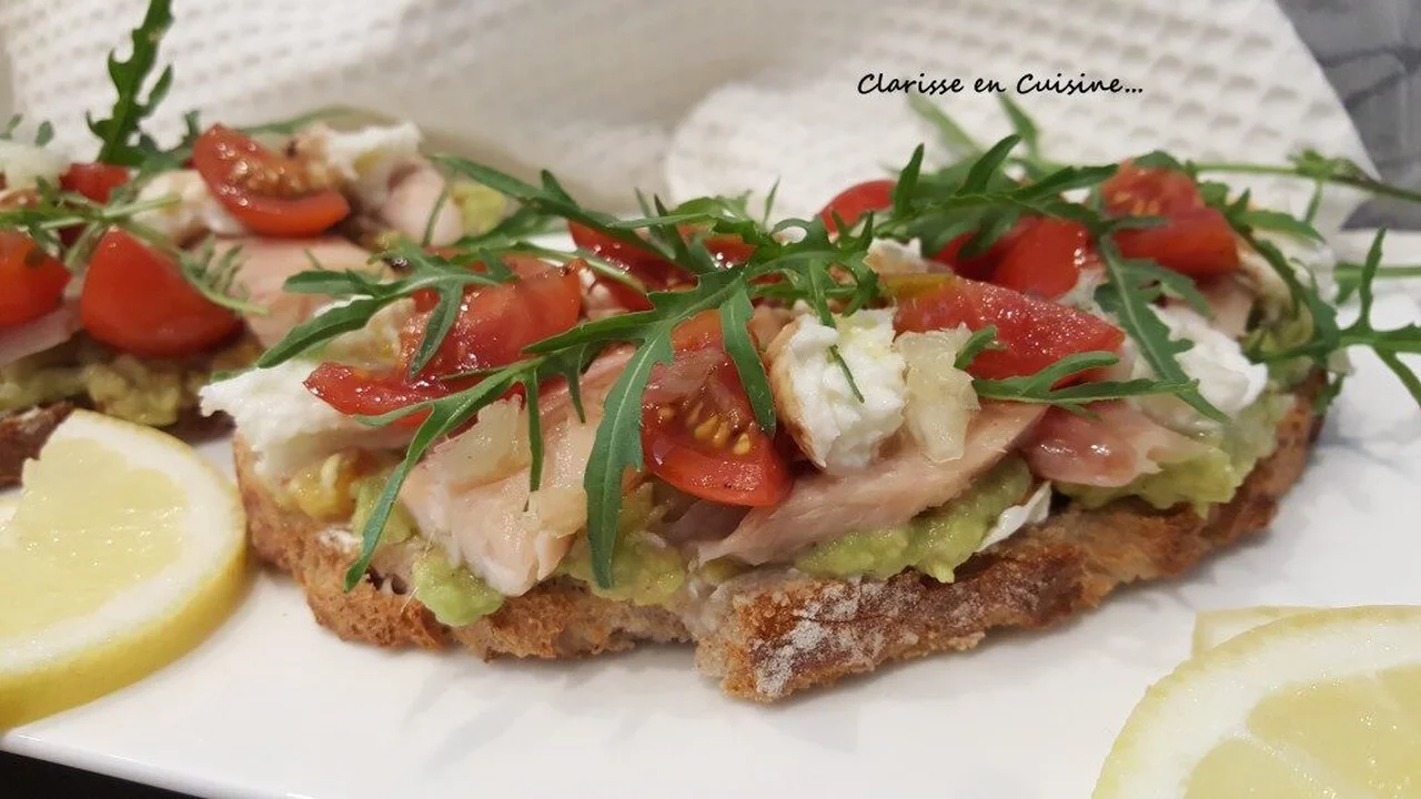 Tartines truite fumée, guacamole et roquette