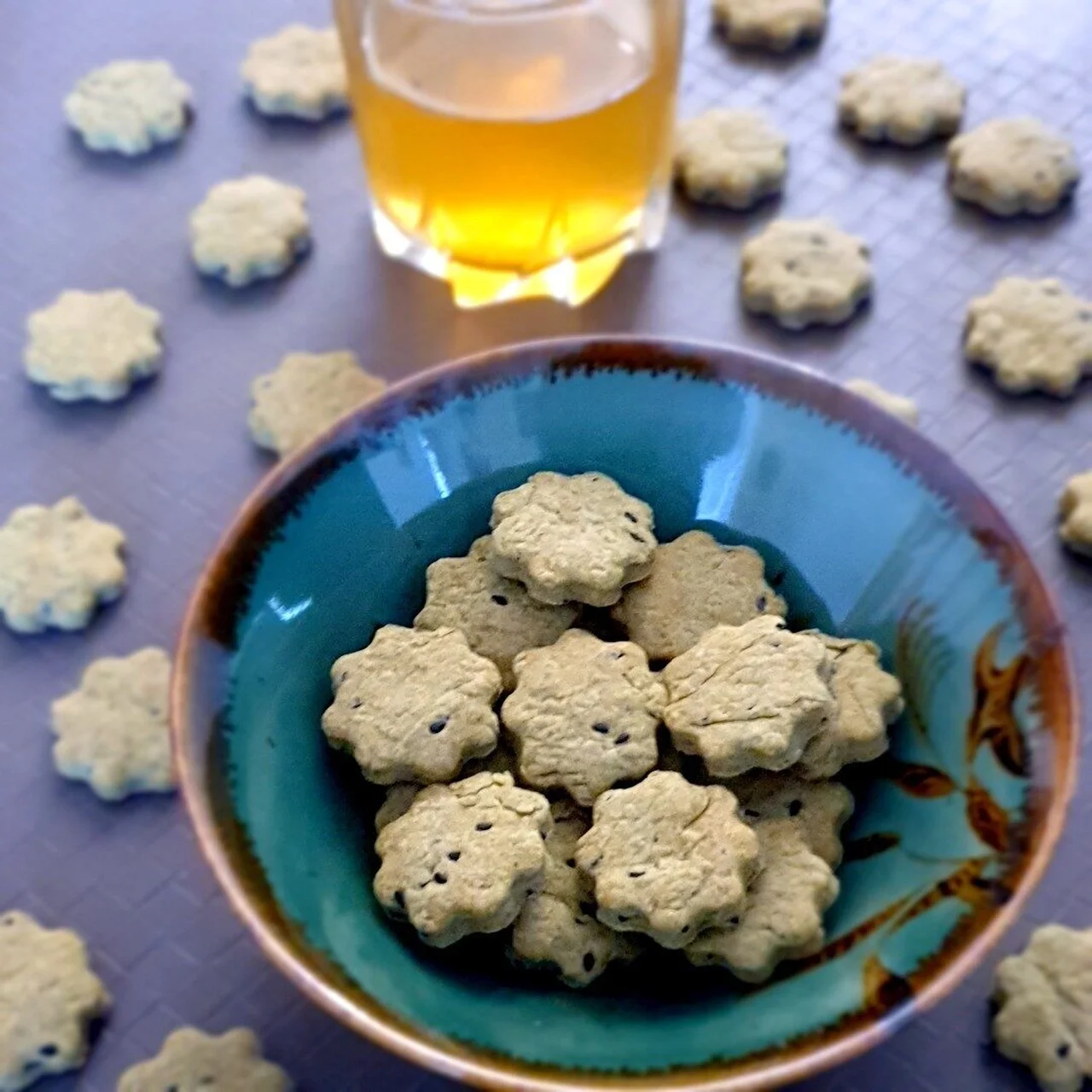 Biscuits apéritifs au sésame noir et molokheya