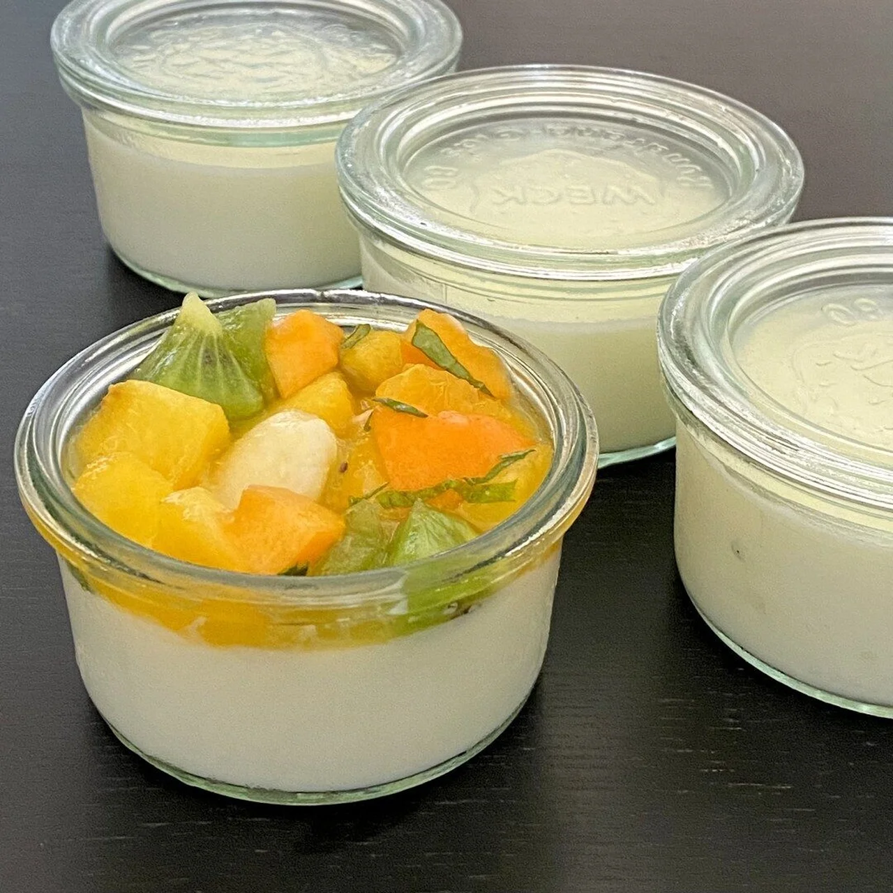 Firni, crème au lait parfumé aux fruits d'été