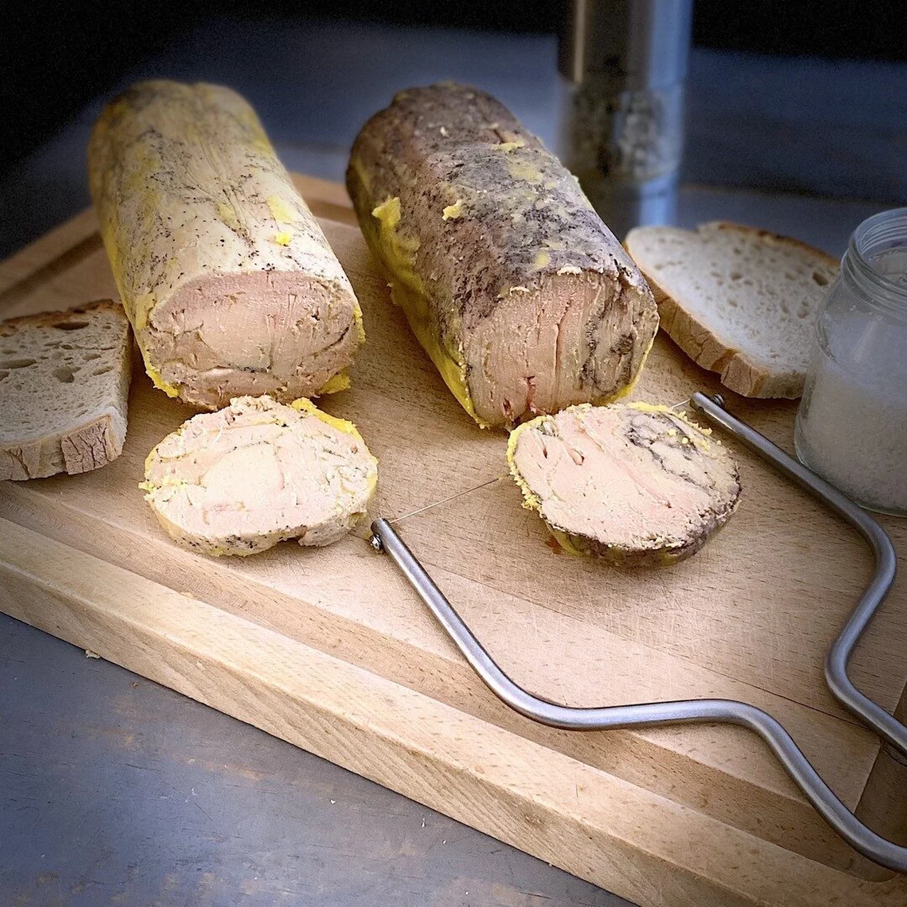 Foie gras mi-cuit mariné au vin chaud
