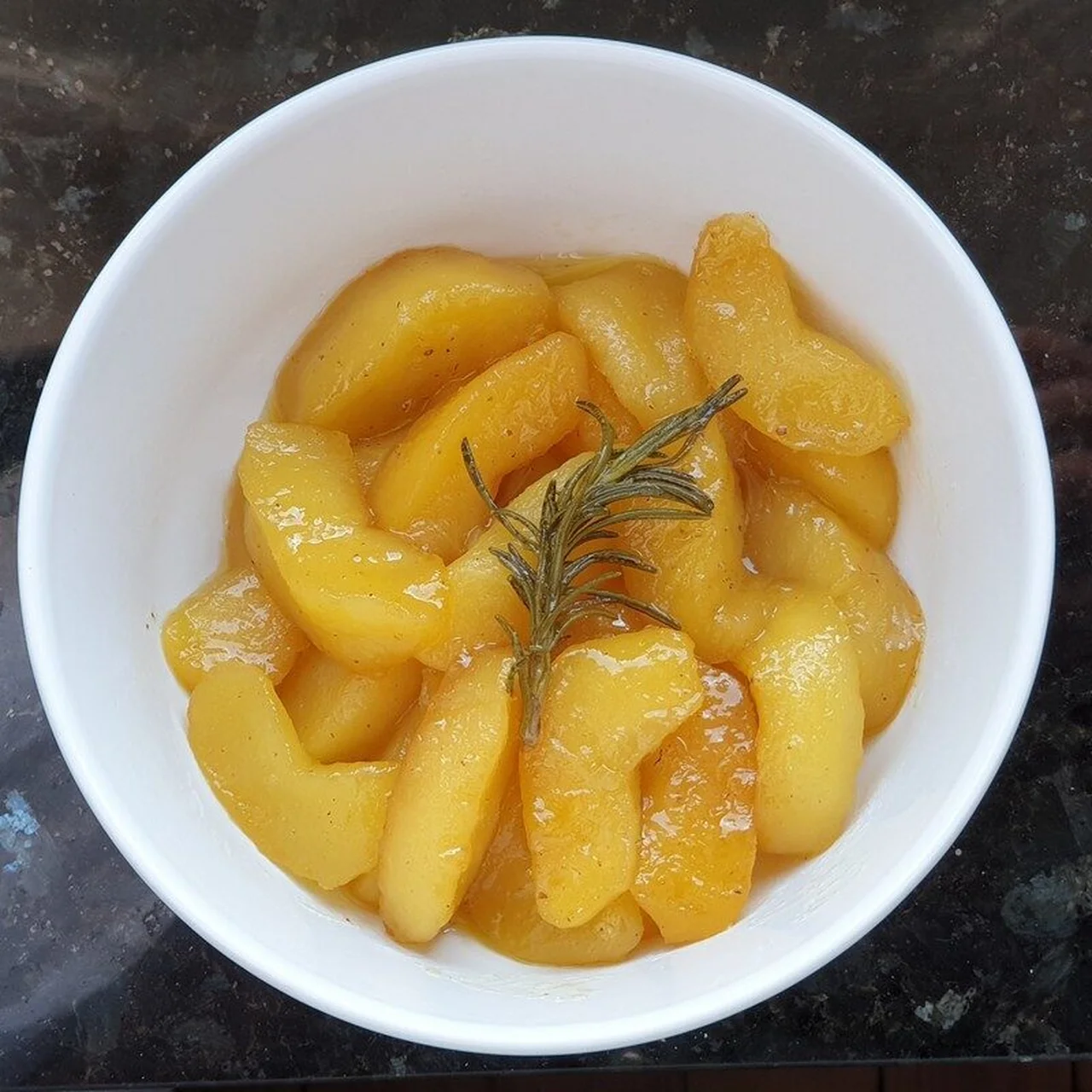 Pommes au miel et au romarin