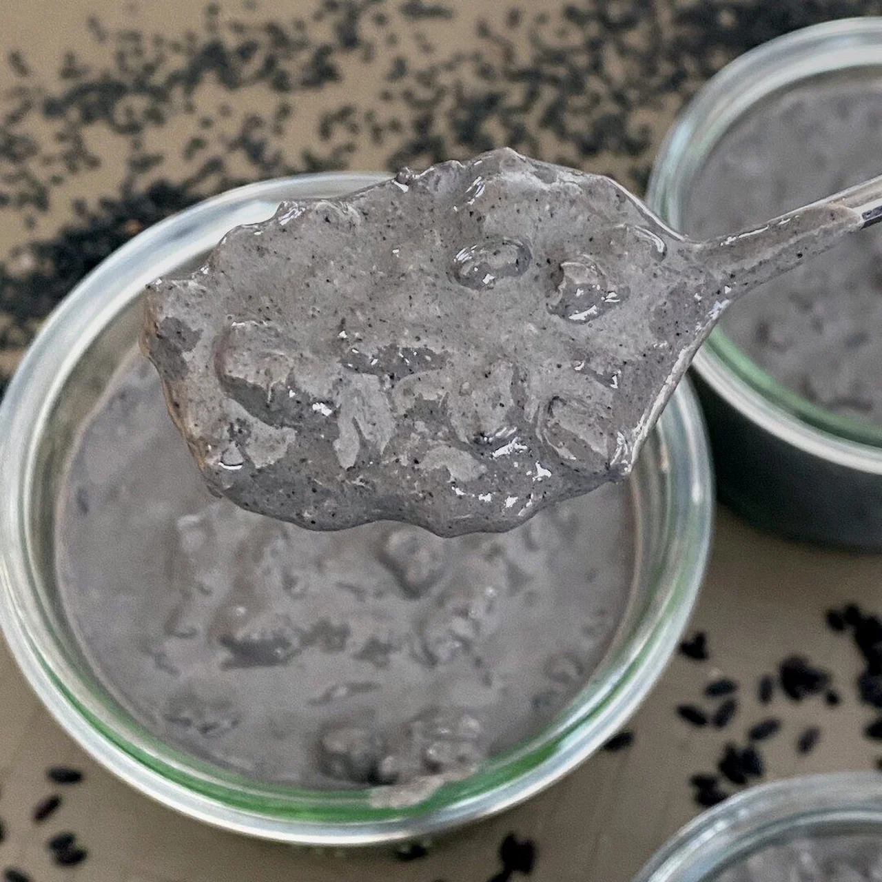 Riz au lait noir au riz vénéré et tahini noir