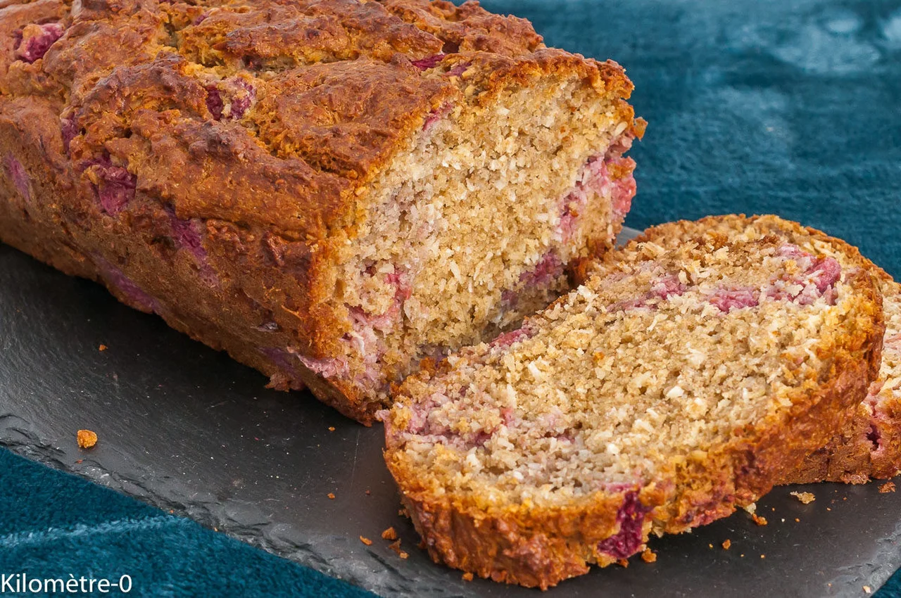 Gâteau du matin au petit épeautre, framboises et noix de coco