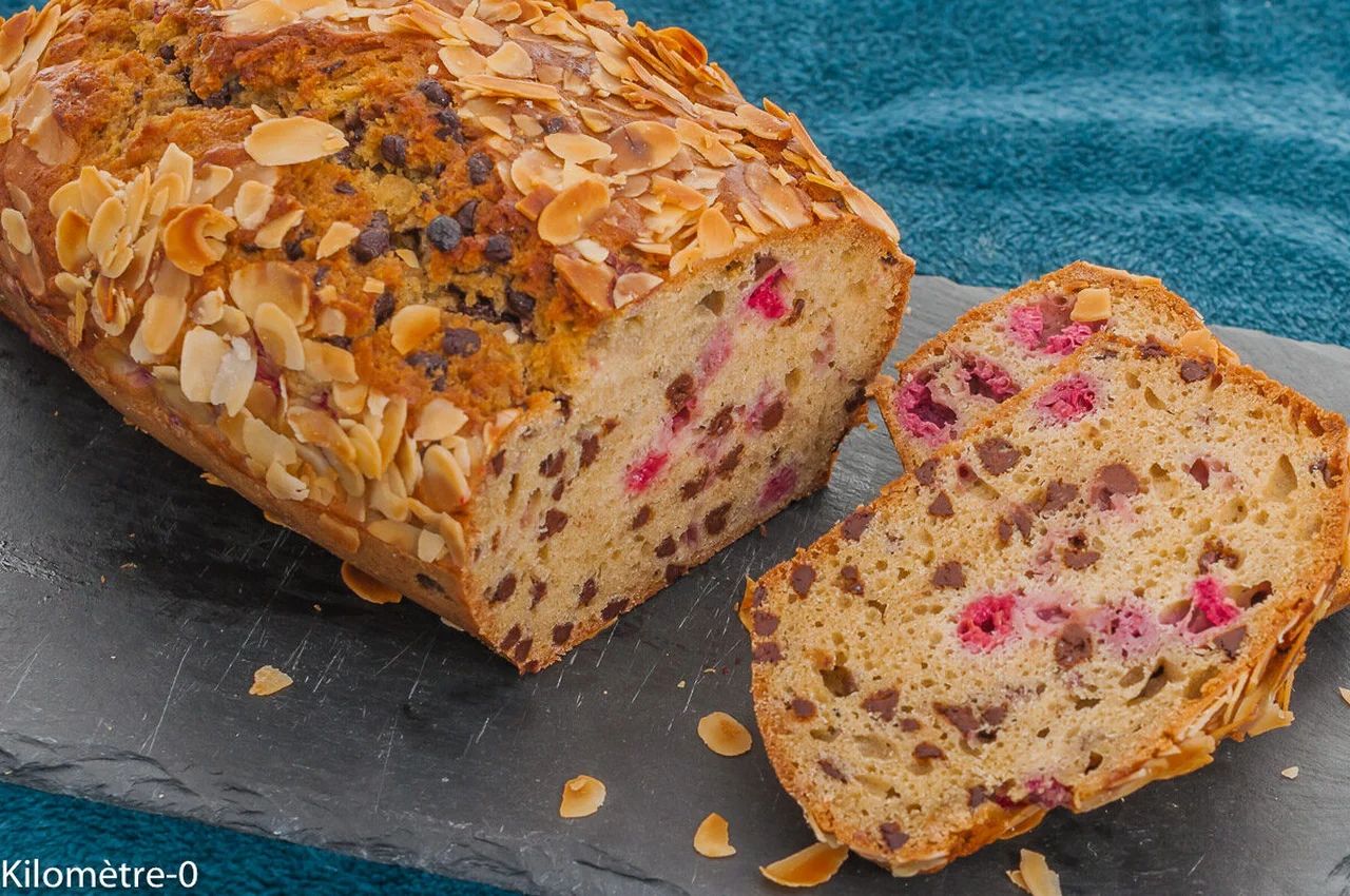 Gâteau du matin au petit épeautre, framboises et chocolat