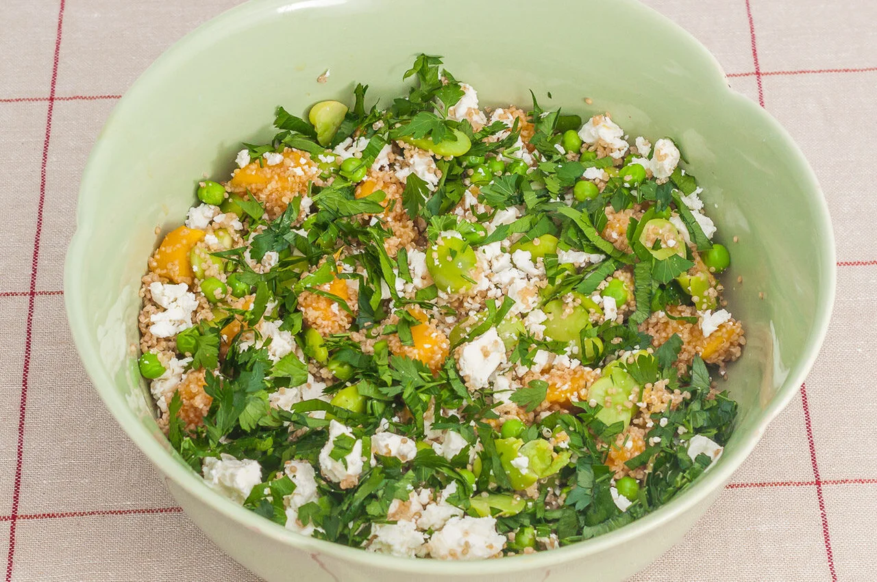 Salade de quinoa et semoule aux légumes printaniers