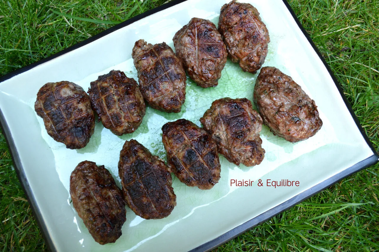 Mititei, rouleaux de viandes grillées à la roumaine