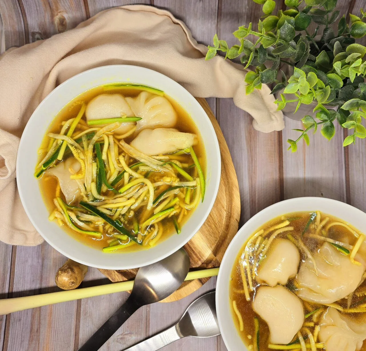 Bouillon aux raviolis chinois