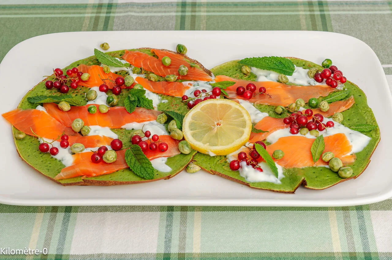 Crêpes vertes, sauce yaourt, truite et petits pois