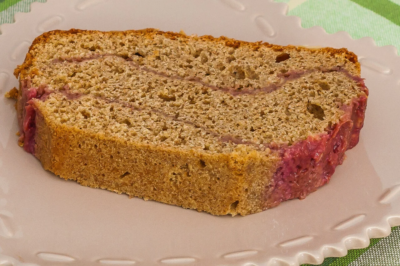 Gâteau au petit épeautre et coulis de framboises