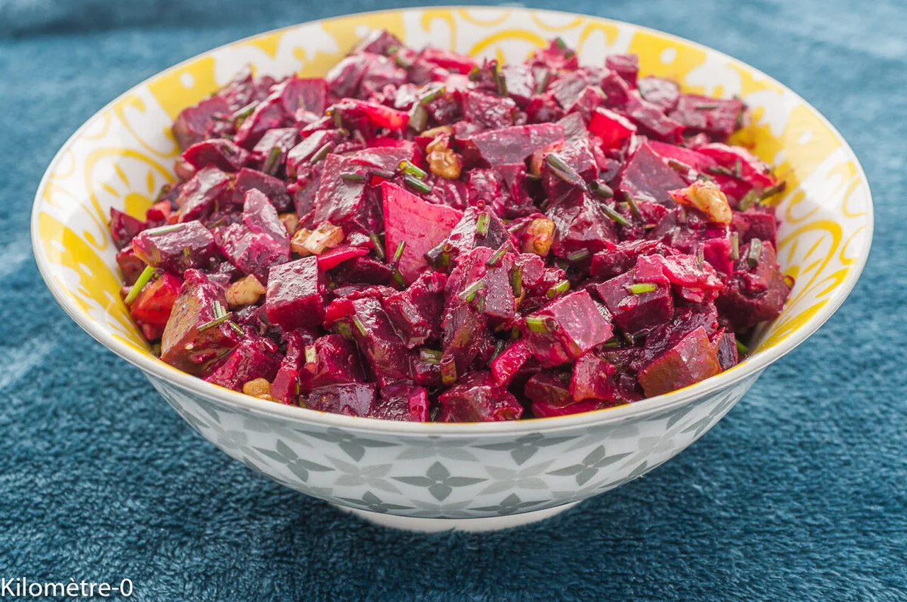 Salade de betteraves rouges aux noix et truite fumée