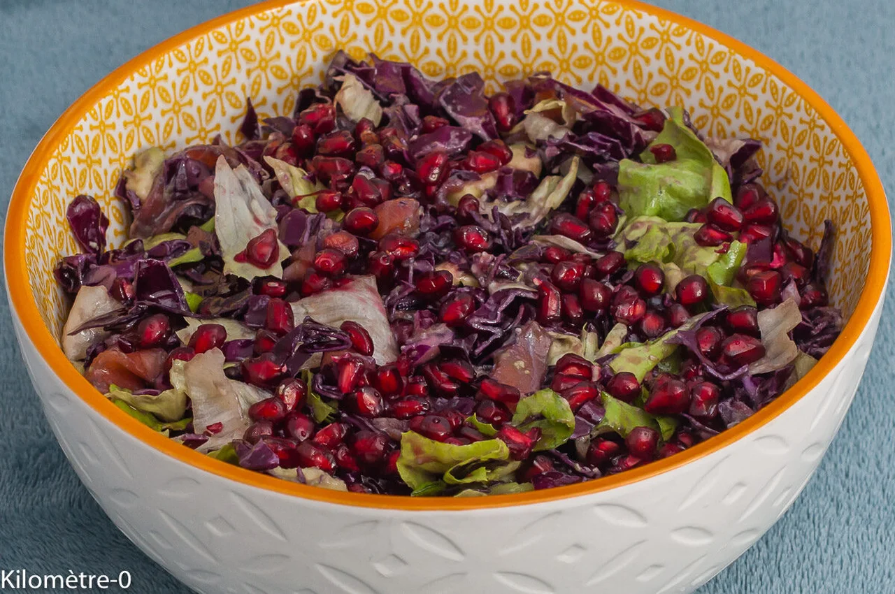 Salade de chou rouge, truite fumée, avocat et grenade