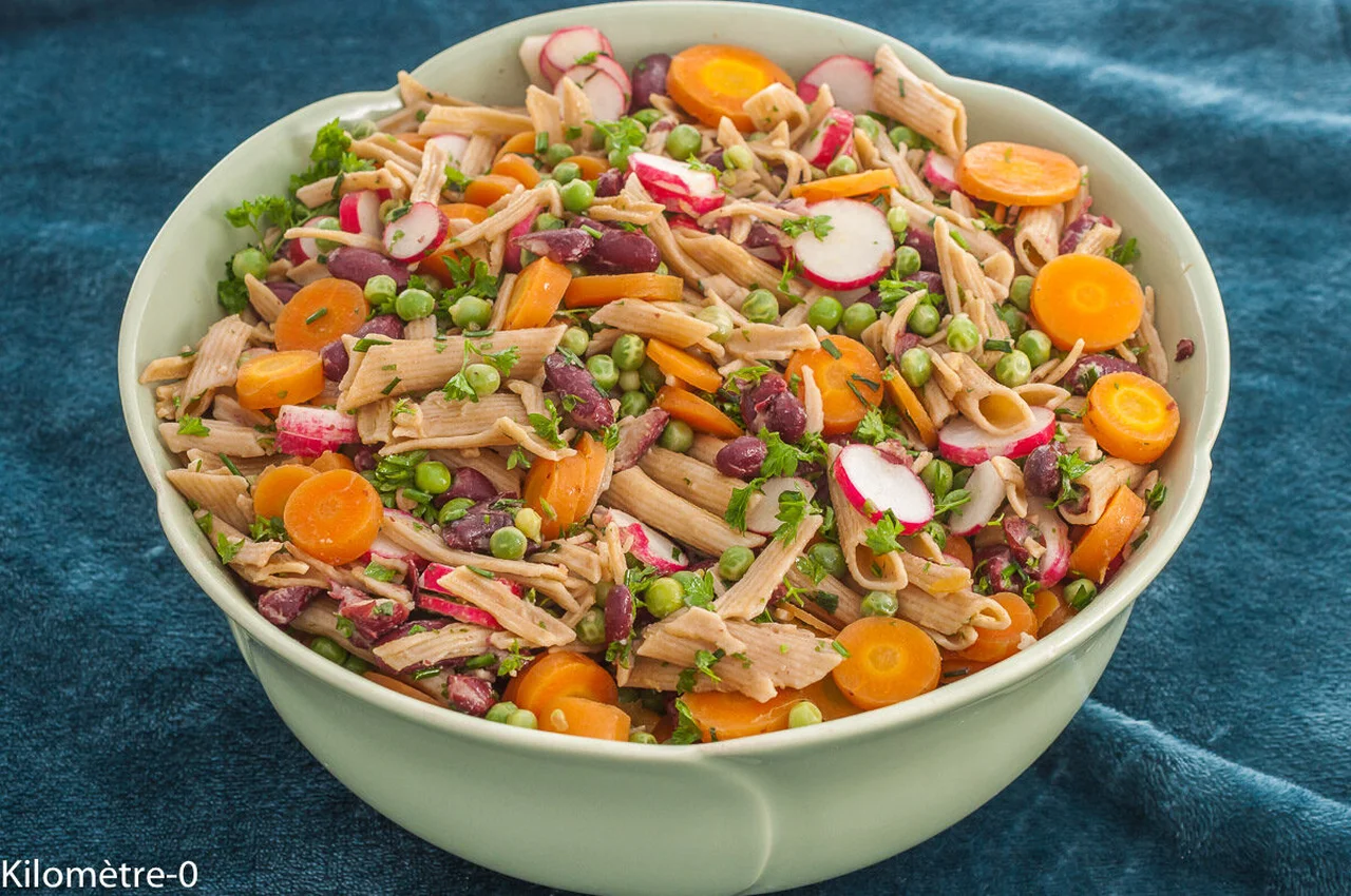 Salade de pâtes et haricots rouges aux petits pois et carottes