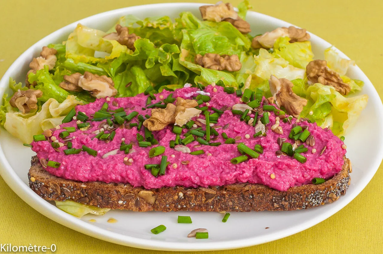 Tartines d'houmous de betterave